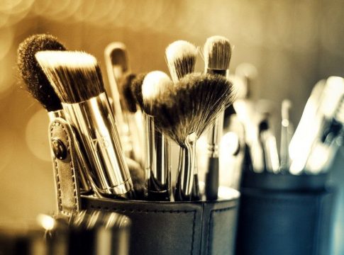 Cómo secar las brochas de maquillaje Cómo secar las brochas de maquillaje