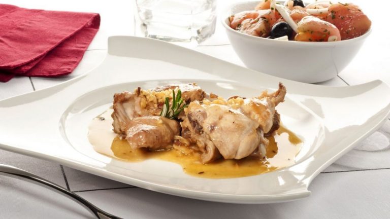 Conejo al ajillo: cómo hacer un plato ligero de proteínas ideal para tu dieta