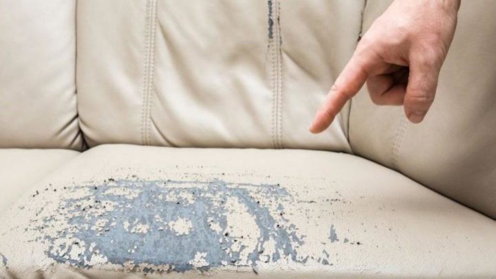 Cómo reparar la piel de un sofá 4 Descamado