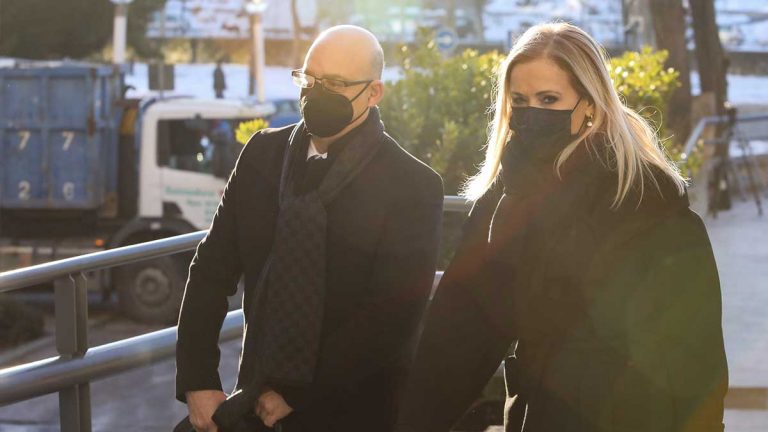 Cifuentes aporta el certificado académico de la URJC que acredita que superó TFM