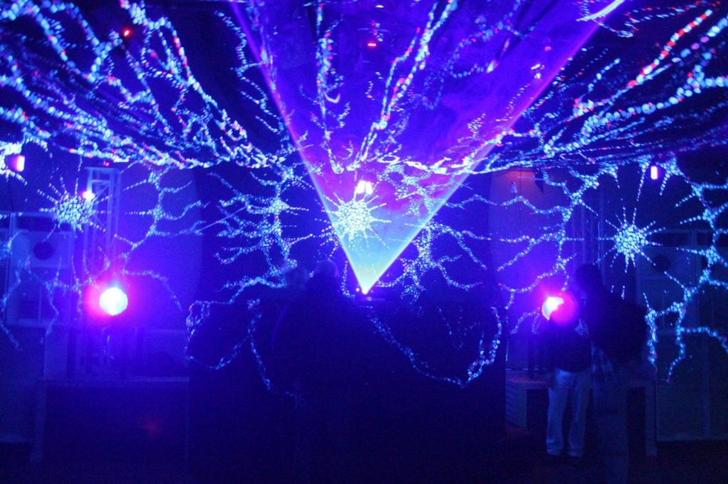 Cómo organizar una rave 5 Iluminación rave