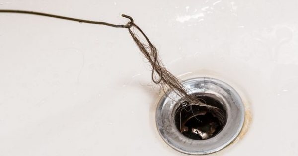 Destapar el desagüe de la ducha