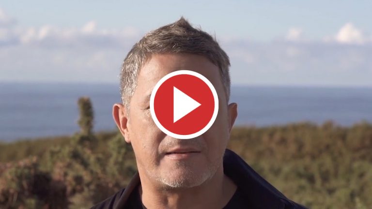 Alejandro Sanz colabora y pone voz al documental ‘La quimio jugando se pasa volando’