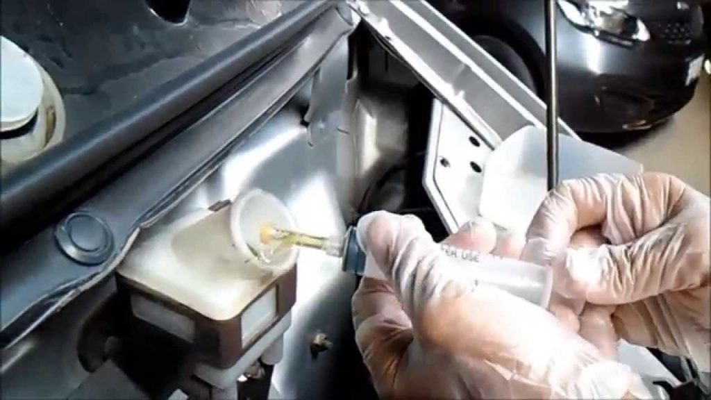 Cómo cambiar el líquido de frenos 5 Drenar el líquido de frenos