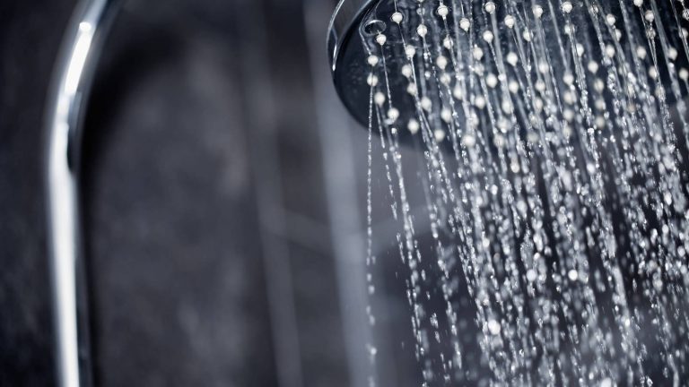 El motivo por el que una ducha caliente te hace sentir bien