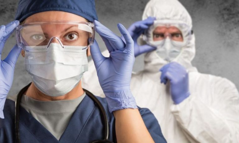 El motivo por el que algunos médicos llevan doble mascarilla