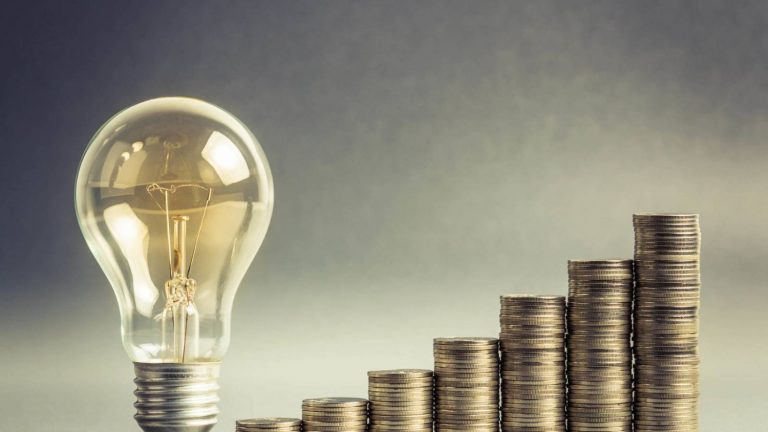 El precio de la luz prosigue con sus bajadas y este sábado caerá un 13,6%