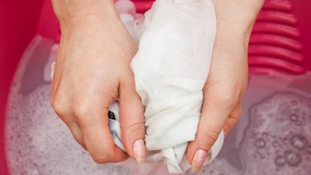 Eliminar una mancha de aceite con bicarbonato