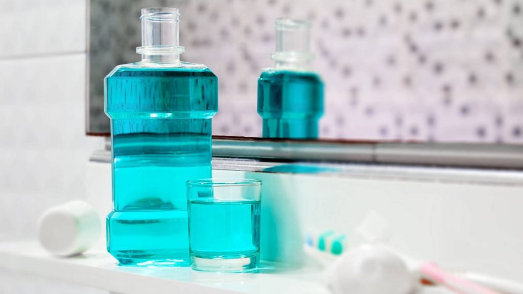 Cómo saber si tu cepillo de dientes está desinfectado 4 Enjuague bucal para limpiar cepillo de dientes