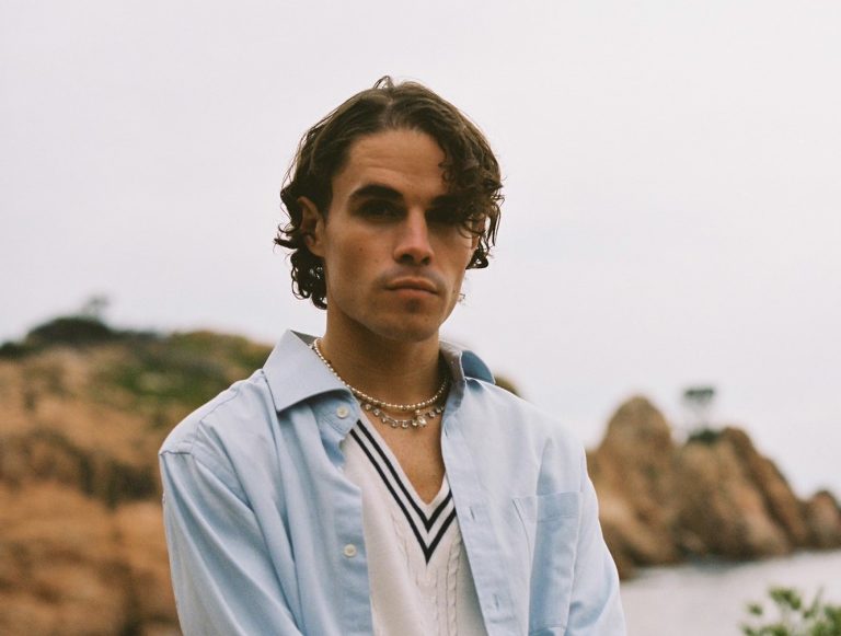 Sen Senra : 'Tumbado En El Jardín Viendo Atardecer'