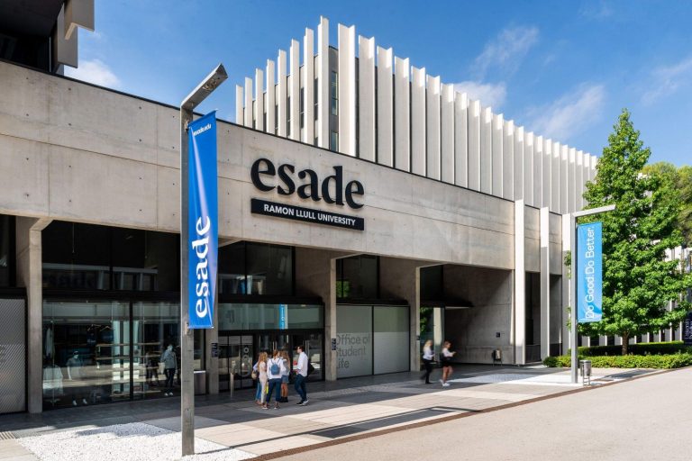 Esade propone peajes y exenciones a coches eléctricos para acelerar la transición energética