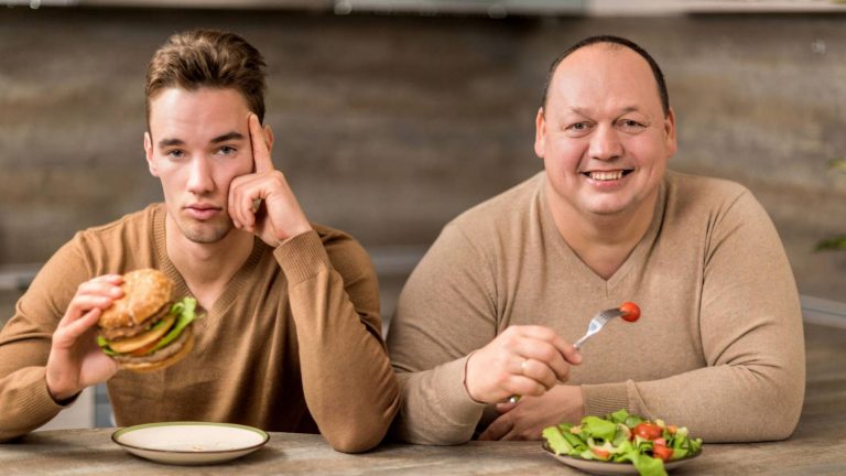Esta es una ensalada que engorda tanto como una hamburguesa con queso