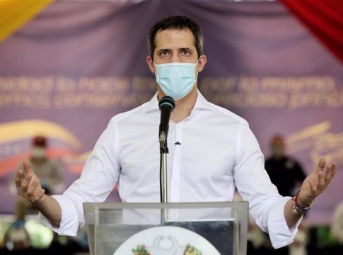 FAES galardona a Juan Guaidó
