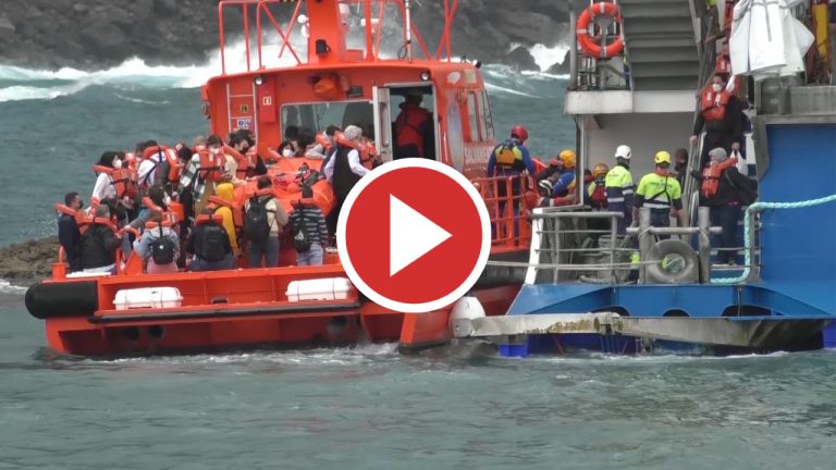 Concluye el desembarco de los 59 pasajeros del ferry encallado en Agaete
