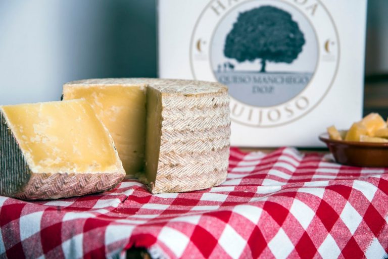 Hacienda Guijoso, el queso manchego ecológico curado sobre madera de sabina
