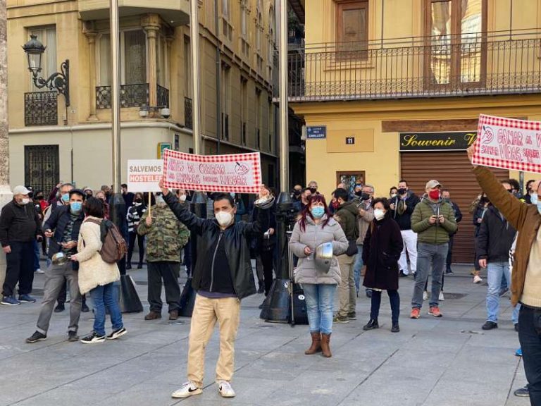 Hosteleros valencianos rodean la Generalitat en protesta por el cierre de su actividad