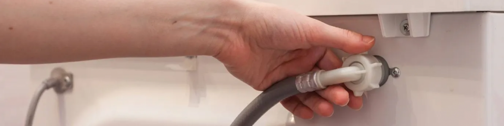 Instalar las conexiones de agua para el lavavajillas