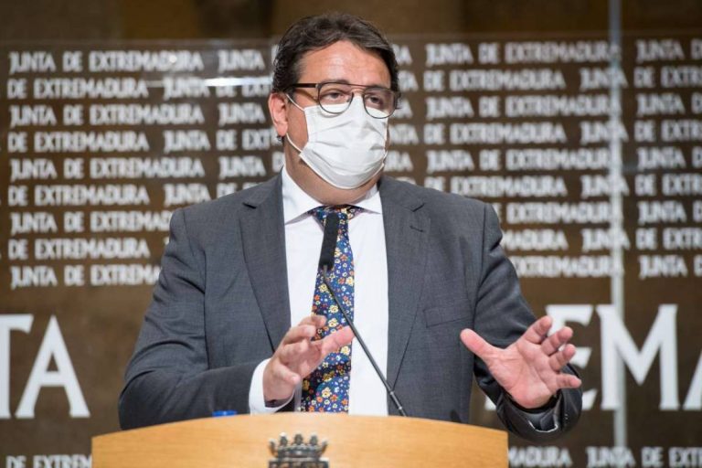 Vicepresidente de Extremadura afirma que la vacuna de Pfizer es 