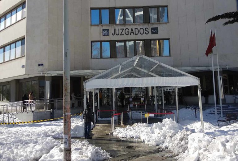 Vigilantes de los juzgados de Madrid tiran de pala para abrir caminos