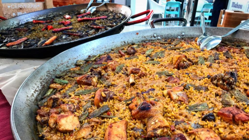 El arroz o el caldo: ¿Qué debes echar primero para bordar la paella? 5 ¿Arroz o caldo antes?