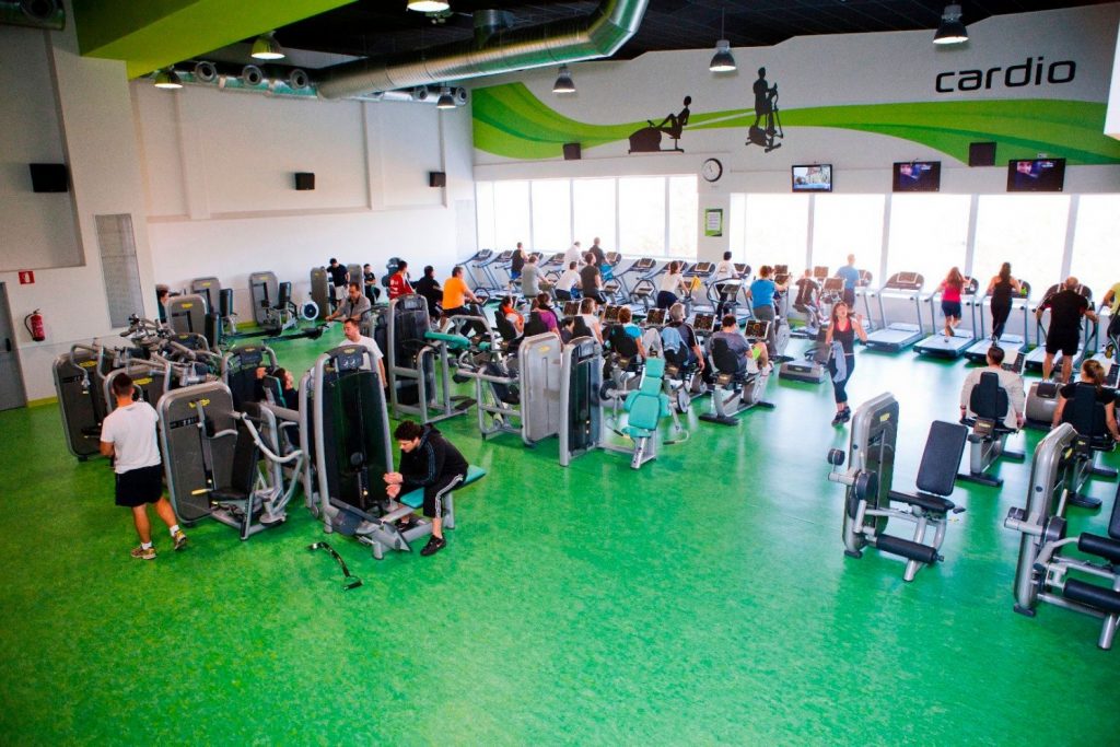 La gran cantidad de personas en Gimnasios low cost