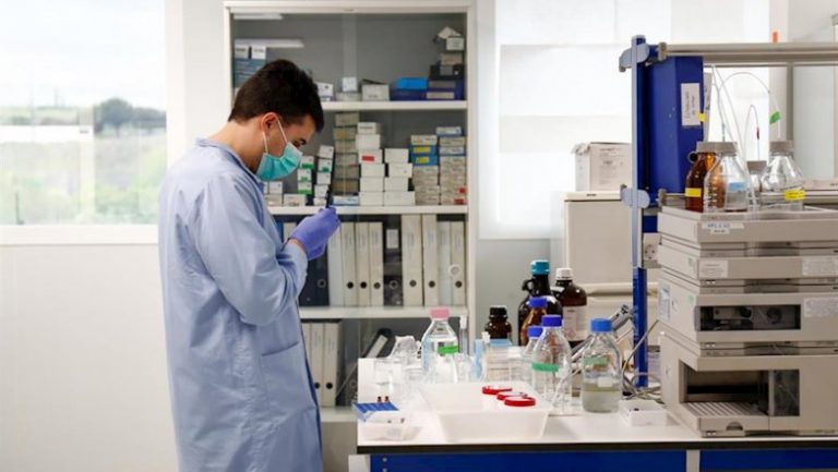 La industria farmacéutica impulsa un plan para atraer la fabricación de medicamentos esenciales