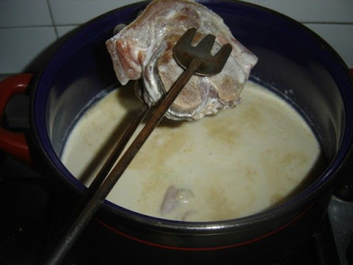 HAz la bechamel de tus croquetas con el hueso de jamón.