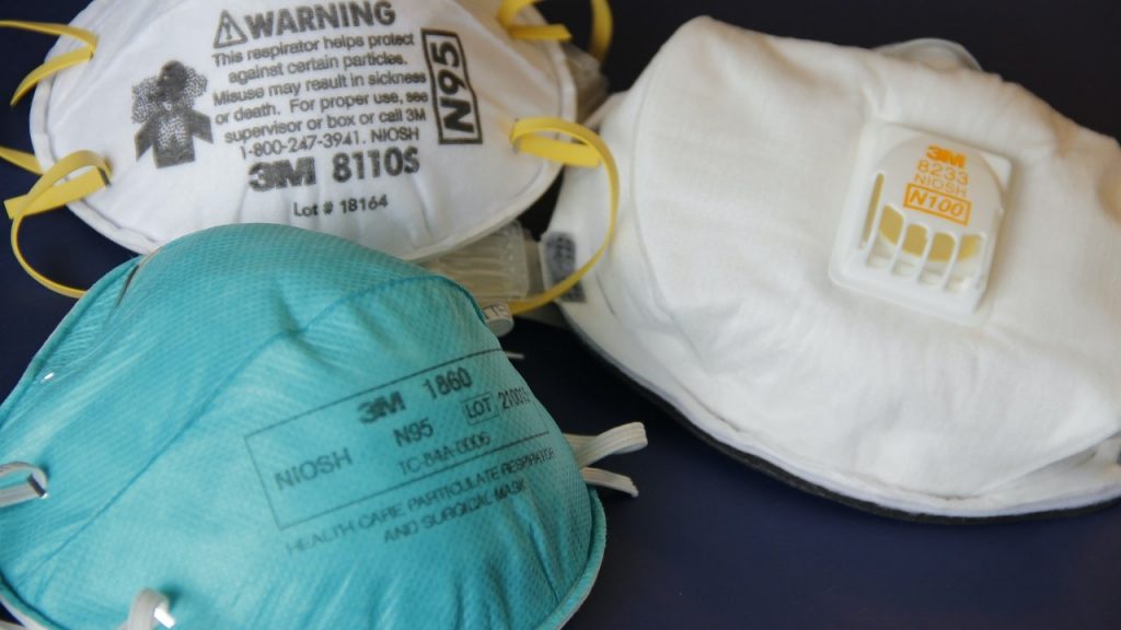 Siete fallos que aún cometes con tu mascarilla y te expone al Covid