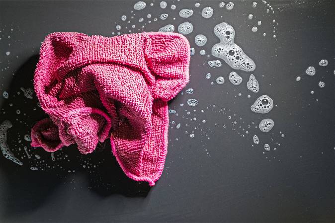 Cómo desinfectar bayetas y estropajos de la cocina 2 Limpiar bayeta con lejía