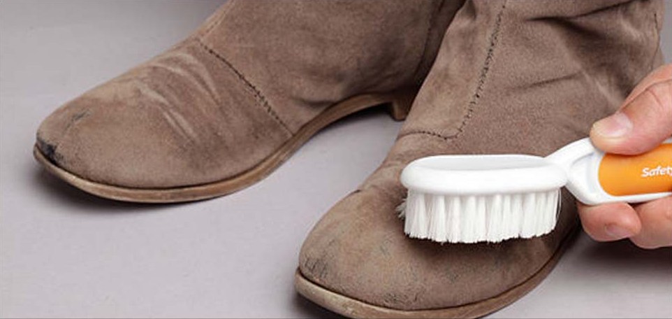 Manchas de humedad en tus botas de ante