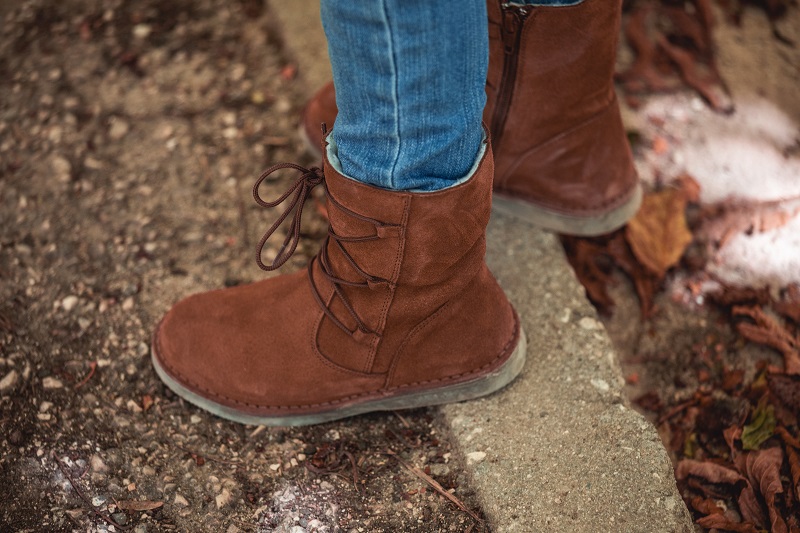 Marcas de rayones en tus botas de ante