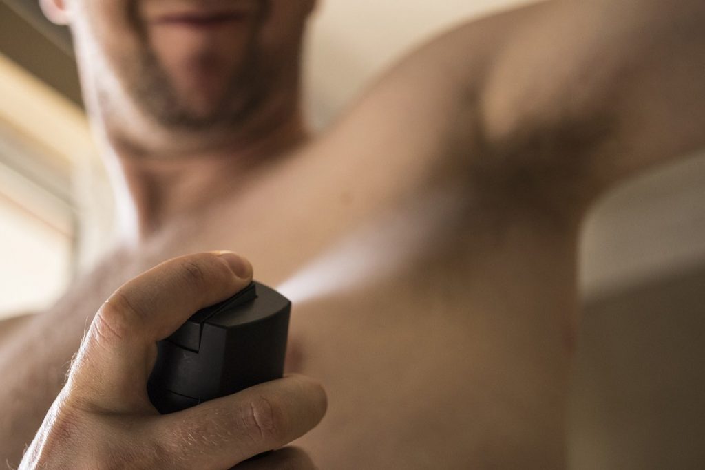 Cómo controlar el exceso de sudor 2 Métodos para evitar el sudor