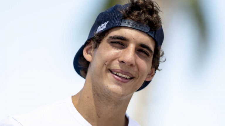 Las veces que Miguel Herrán ha 'desnudado' sus penas a través de Instagram