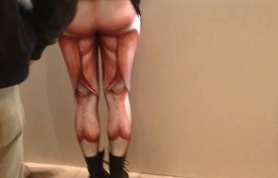 Mujeres a las que deberían prohibir usar leggings 5