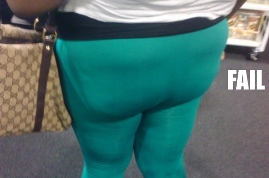 Mujeres a las que deberían prohibir usar leggings 6