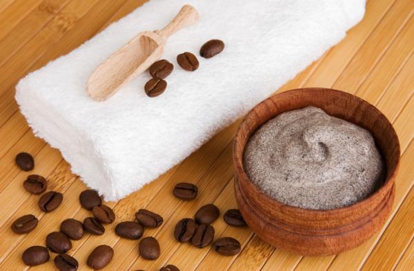 ¿No tienes crema de afeitar? Así puedes hacerlo con café y bicarbonato