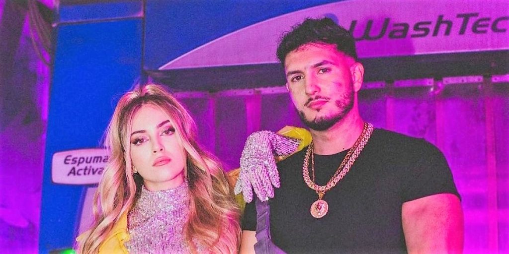   Padres muy jóvenes   Otra de las cosas que tienen en común es que ambos fueron padres cuando todavía eran muy jóvenes y aunque no han tenido “conversaciones de padres”, Rocco reconoce que ya ha comido incluso son el hijo de Omar que es algo más mayor que el suyo. El interés de ambos es que sus primogénitos nunca lleguen a repetir los errores que ellos han cometido.   Por eso, su pequeño está estudiando en una escuela internacional con el objetivo de que abra su mente y conozca más idiomas. Es más, uno de los mejores amigos de su hijo es español y le habla en ese idioma, al igual que lo hace él de vez en cuando. Sin olvidar que han pasado mucho tiempo de vacaciones en nuestro país, en concreto, en Ibiza, por lo que está creciendo conociendo nuestro país a la perfección. Algo que enorgullece a Hunt que desea que su hijo además de estudiar, crezca viajando y teniendo conocimientos de otras culturas para convertirse en una mejor persona. 