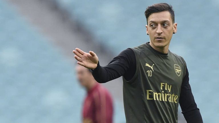 Özil quiere poner punto y final a su calvario: la oferta que le tienta
