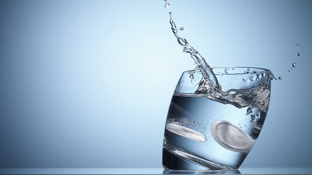 Cómo saber si tu cepillo de dientes está desinfectado 6 Pastillas para dentaduras limpiar cepillos de dientes