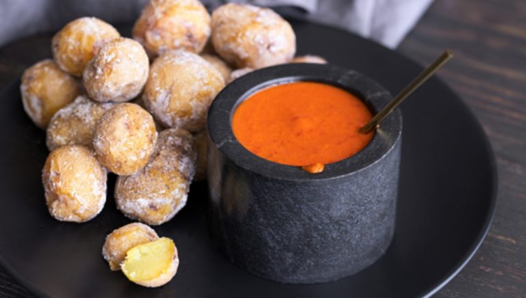 Patatas arrugadas: el plato típico canario que puedes hacer en tu casa