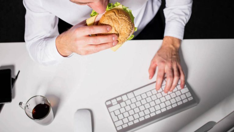 Picoteo: las desagradables consecuencias que tiene el comer entre horas