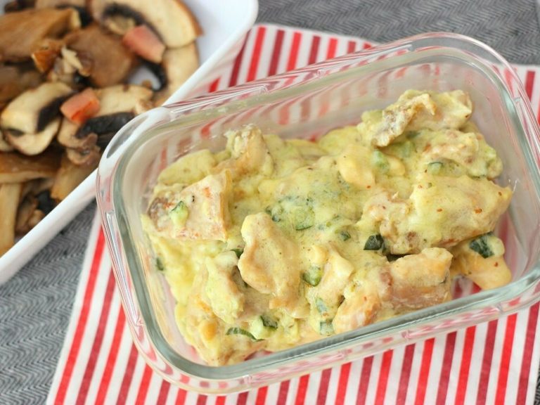 Pollo con mostaza y vino blanco: la delicatessen más socorrida que preparas en menos de 30 minutos