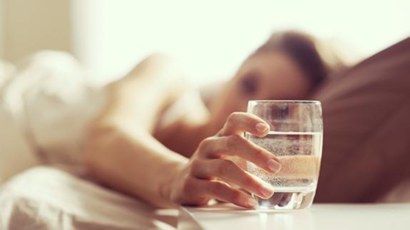 Por qué no deberías dormir con un vaso de agua en la mesita de noche