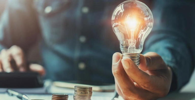 El precio de la luz se desploma un 32%, hasta los 51,66 euros por MWh