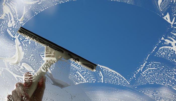 Cómo limpiar los cristales para que no quede ni una mancha 3 Procede a limpiar los cristales