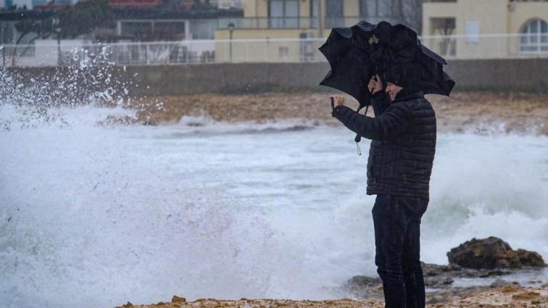 Protección Civil alerta por frío a la Península y Baleares, y por lluvia y olas a Canarias