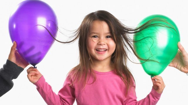 ¿Qué cargas generan electricidad estática?