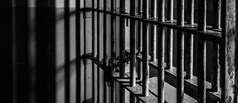 Qué es la prisión permanente revisable 2 Posibilidad de libertad