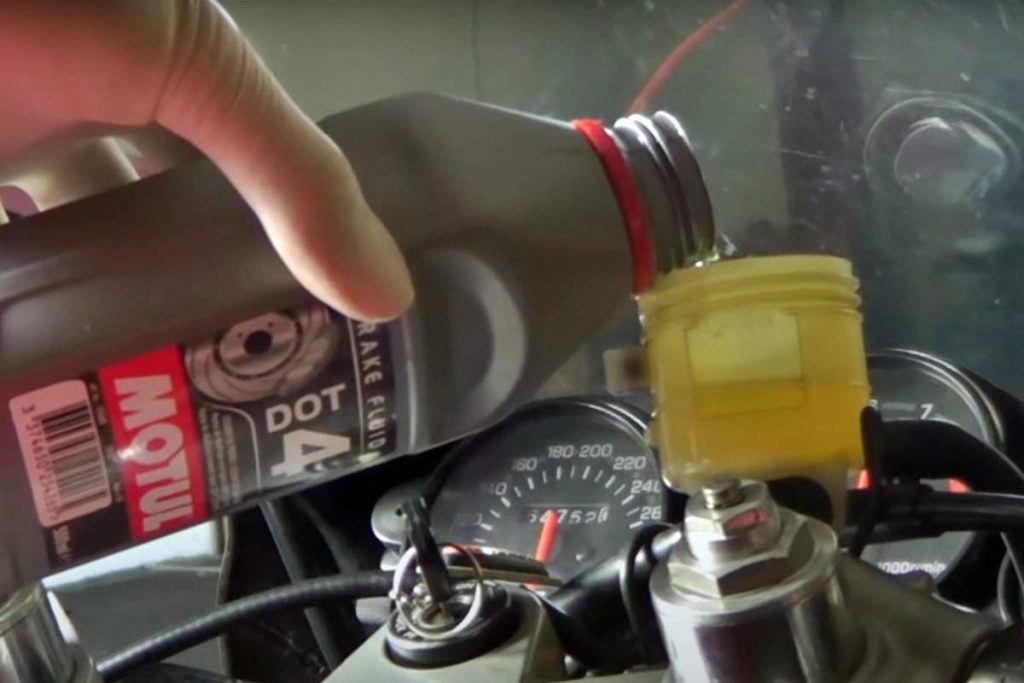 Cómo cambiar el líquido de frenos 4 Reponer el líquido de frenos