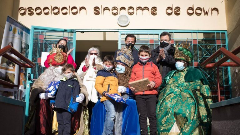 Los Reyes Magos visitan a los niños de GranaDown, Aldeas Infantiles y el colegio Genil